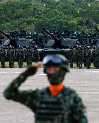 חיילים טייוואנים עומדים על המשמר ליד טנקי M1A2T ABRAMS מתוצרת ארה"ב במהלך טקס השקת גדוד הטנקים M1A2T | EPA/RITCHIE B. TONGO