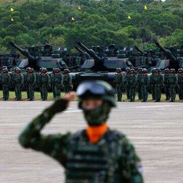 חיילים טייוואנים עומדים על המשמר ליד טנקי M1A2T ABRAMS מתוצרת ארה"ב במהלך טקס השקת גדוד הטנקים M1A2T | EPA/RITCHIE B. TONGO חיילים טייוואנים עומדים על המשמר ליד טנקי M1A2T ABRAMS מתוצרת ארה"ב במהלך טקס השקת גדוד הטנקים M1A2T | EPA/RITCHIE B. TONGO