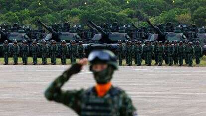 חיילים טייוואנים עומדים על המשמר ליד טנקי M1A2T ABRAMS מתוצרת ארה"ב במהלך טקס השקת גדוד הטנקים M1A2T | EPA/RITCHIE B. TONGO חיילים טייוואנים עומדים על המשמר ליד טנקי M1A2T ABRAMS מתוצרת ארה"ב במהלך טקס השקת גדוד הטנקים M1A2T | EPA/RITCHIE B. TONGO