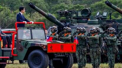 נשיא טייוואן ויליאם לאי (לאי צ'ינג-טה) סוקר חיילים טייוואנים במהלך טקס השקת גדוד הטנקים | EPA/RITCHIE B. TONGO נשיא טייוואן ויליאם לאי (לאי צ'ינג-טה) סוקר חיילים טייוואנים במהלך טקס השקת גדוד הטנקים | EPA/RITCHIE B. TONGO