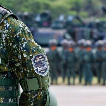 חיילים טייוואנים עומדים על המשמר ליד טנקי M1A2T ABRAMS מתוצרת ארה"ב במהלך טקס השקת גדוד הטנקים | EPA/RITCHIE B. TONGO חיילים טייוואנים עומדים על המשמר ליד טנקי M1A2T ABRAMS מתוצרת ארה"ב במהלך טקס השקת גדוד הטנקים | EPA/RITCHIE B. TONGO
