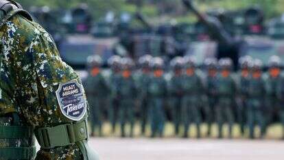 חיילים טייוואנים עומדים על המשמר ליד טנקי M1A2T ABRAMS מתוצרת ארה"ב במהלך טקס השקת גדוד הטנקים | EPA/RITCHIE B. TONGO חיילים טייוואנים עומדים על המשמר ליד טנקי M1A2T ABRAMS מתוצרת ארה"ב במהלך טקס השקת גדוד הטנקים | EPA/RITCHIE B. TONGO