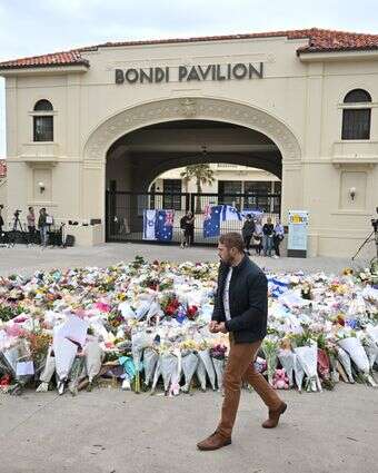 זרי פרחים לאחר הפיגוע ליד חוף בונדי באוסטרליה | אי.פי.איי