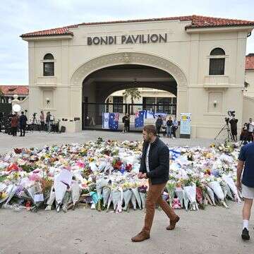 זרי פרחים ליד חוף בונדי באוסטרליה, השבוע | אי.פי.איי