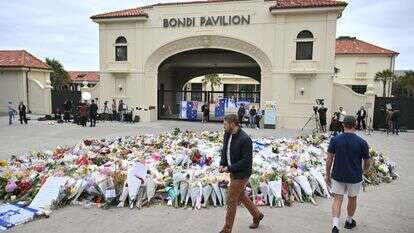 זרי פרחים ליד חוף בונדי באוסטרליה, השבוע | אי.פי.איי