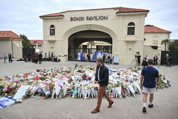 זרי פרחים ליד חוף בונדי באוסטרליה, השבוע | אי.פי.איי