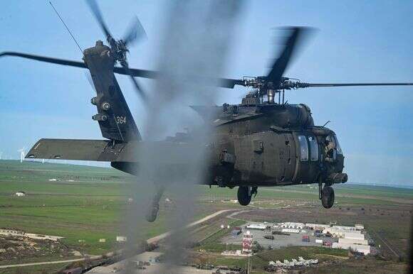 מסוק בלק הוק של צבא ארה"ב טס מעל בסיס האוויר 57 בעיר מיכאיל קוגלניצ'אנו, ברומניה, ב-25 בנובמבר 2025 | דניאל מיכאילסקו / AFP מסוק בלק הוק של צבא ארה"ב טס מעל בסיס האוויר 57 בעיר מיכאיל קוגלניצ'אנו, ברומניה, ב-25 בנובמבר 2025 | דניאל מיכאילסקו / AFP