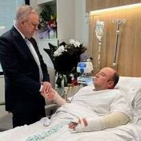 ראש ממשלה אוסטרליה, אנתוני אלבנז מבקר את אחמד אל-אחמד בבית החולים סנט ג'ורג' בסידני לאחר הפיגוע | AP