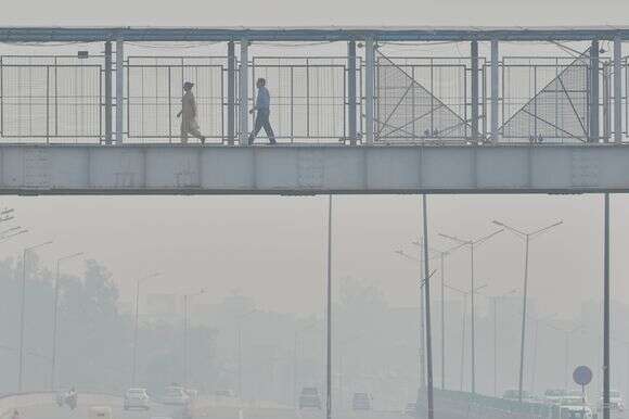 אנשים הולכים דרך ערפיח בניו דלהי, הודו, 15 בדצמבר 2025 | AP Photo/Manish Swarup אנשים הולכים דרך ערפיח בניו דלהי, הודו, 15 בדצמבר 2025 | AP Photo/Manish Swarup