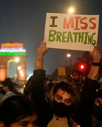 אדם מחזיק שלט במהלך מחאה נגד מה שהם כינו חוסר הפעולה של הממשלה למאבק בזיהום אוויר בניו דלהי, הודו, 9 בנובמבר 2025 | AP Photo/Manish Swarup אדם מחזיק שלט במהלך מחאה נגד מה שהם כינו חוסר הפעולה של הממשלה למאבק בזיהום אוויר בניו דלהי, הודו, 9 בנובמבר 2025 | AP Photo/Manish Swarup