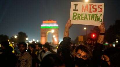 אדם מחזיק שלט במהלך מחאה נגד מה שהם כינו חוסר הפעולה של הממשלה למאבק בזיהום אוויר בניו דלהי, הודו, 9 בנובמבר 2025 | AP Photo/Manish Swarup אדם מחזיק שלט במהלך מחאה נגד מה שהם כינו חוסר הפעולה של הממשלה למאבק בזיהום אוויר בניו דלהי, הודו, 9 בנובמבר 2025 | AP Photo/Manish Swarup