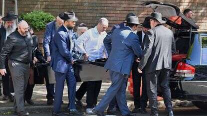 הארון נישא במהלך הלווייתו של ניצול השואה וקורבן הירי בבונדי, אלכס קלייטמן, בחברה קדישא בסידני | Dean Lewins/AAP Image via AP הארון נישא במהלך הלווייתו של ניצול השואה וקורבן הירי בבונדי, אלכס קלייטמן, בחברה קדישא בסידני | Dean Lewins/AAP Image via AP