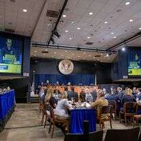 יו"ר המועצה הלאומית לבטיחות בתחבורה, ג'ניפר הומנדי, נואמת במהלך דיון בבדיקת העובדות של המועצה הלאומית לבטיחות בתחבורה (NTSB) על תאונת ההתנגשות האווירית של DCA, באולם הישיבות של המועצה הלאומית לתחבורה ובטיחות, 30 ביולי 2025, בוושינגטון | AP Photo/Rod Lamkey, Jr., File יו"ר המועצה הלאומית לבטיחות בתחבורה, ג'ניפר הומנדי, נואמת במהלך דיון בבדיקת העובדות של המועצה הלאומית לבטיחות בתחבורה (NTSB) על תאונת ההתנגשות האווירית של DCA, באולם הישיבות של המועצה הלאומית לתחבורה ובטיחות, 30 ביולי 2025, בוושינגטון | AP Photo/Rod Lamkey, Jr., File