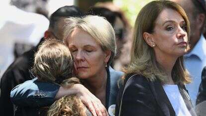 טניה ג'ואן פליברסק, במרכז, שרת השירותים החברתיים, מחבקת אבל בהלווייתה של קורבן הירי ההמוני בבונדי ביץ', מטילדה בת ה-10, ששמה משפחתה חסוי לבקשת משפחתה | AP Photo/Steve Markham טניה ג'ואן פליברסק, במרכז, שרת השירותים החברתיים, מחבקת אבל בהלווייתה של קורבן הירי ההמוני בבונדי ביץ', מטילדה בת ה-10, ששמה משפחתה חסוי לבקשת משפחתה | AP Photo/Steve Markham