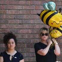 בלוני דבורה בהלווייתה של מטילדה בת ה-10 | AP Photo/Steve Markham