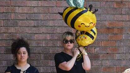 בלוני דבורה בהלווייתה של מטילדה בת ה-10 | AP Photo/Steve Markham בלוני דבורה בהלווייתה של מטילדה בת ה-10 | AP Photo/Steve Markham