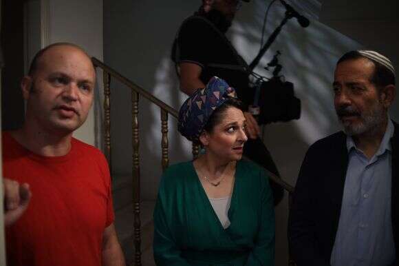 22 ימי צילום בתקציב דל באופן חריג. מימין: שמעון מימרן, נווית סיטבון ודוד טאובר על הסט | אריק קאופמן