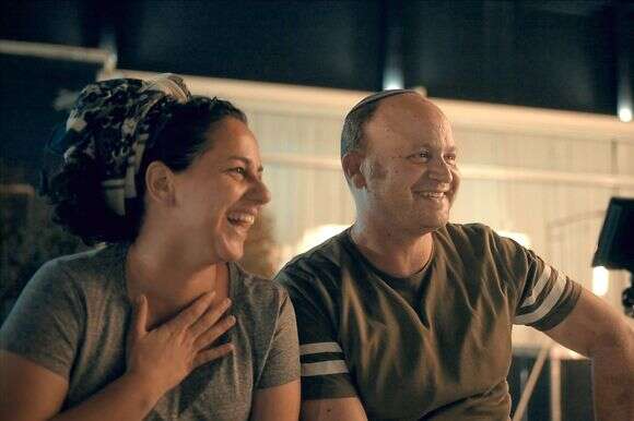 זוגיות ארוכת טווח מעניינת יותר מהתאהבות. בני הזוג טאובר במהלך הצילומים | יוסף שלסט