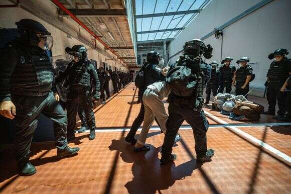 לוחמי שב"ס שומרים על מחבלי נוח'בה בכלא עופר, 2024 | חיים גולדברג, פלאש 90