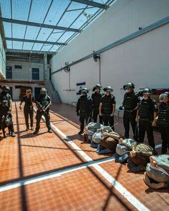 לוחמי שב"ס שומרים על מחבלי נוח'בה בכלא עופר, 2024 | חיים גולדברג, פלאש 90