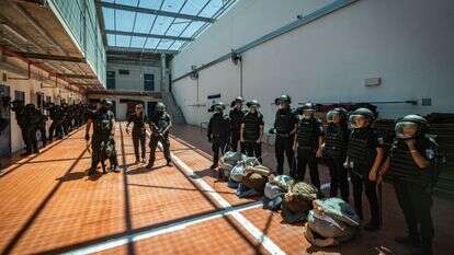 לוחמי שב"ס שומרים על מחבלי נוח'בה בכלא עופר, 2024 | חיים גולדברג, פלאש 90