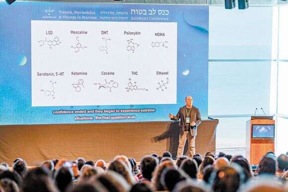 "התארכות המלחמה כשהם 
במצב טראומטי הביאה לעלייה בשיעורי ה־PTSD". רועי סלומון בכנס עמותת "לב בטוח" בנושא פסיכדליה, טראומה וטיפול | מנש כהן