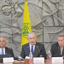 ראש הממשלה  נתניהו בישיבת  ההממשלה  בדימונה השבוע. משמאל: ראש עיריית דימונה בני ביטון | עמוס בן גרשום, לע"מ