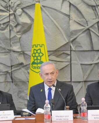 ראש הממשלה  נתניהו בישיבת  ההממשלה  בדימונה השבוע. משמאל: ראש עיריית דימונה בני ביטון | עמוס בן גרשום, לע"מ