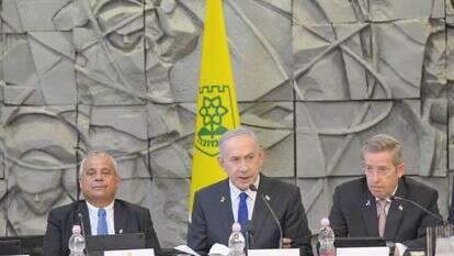 ראש הממשלה  נתניהו בישיבת  ההממשלה  בדימונה השבוע. משמאל: ראש עיריית דימונה בני ביטון | עמוס בן גרשום, לע"מ