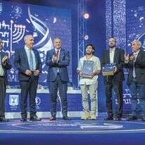 פיטוסי מקבל את הפרס, שלשום | ברונו שרביט, לע"מ