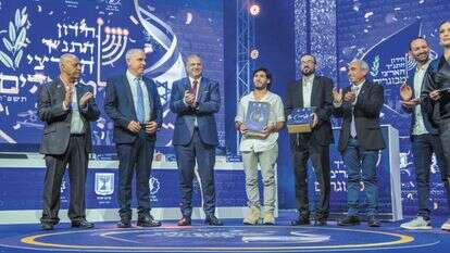 פיטוסי מקבל את הפרס, שלשום | ברונו שרביט, לע"מ