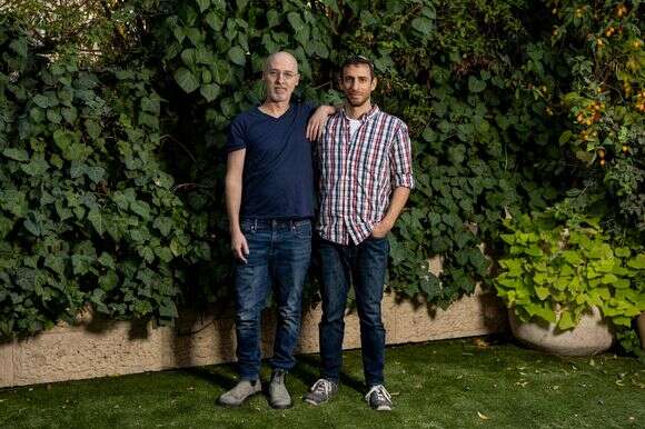 "אנשים נושאים תיקים על הגב, והמציאות ממשיכה". עדיאל איש־שלום (מימין) והמאייר אלעד ליפשיץ | נעמה שטרן