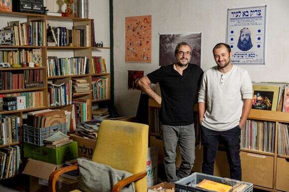 "רציתי להראות שלוחמים הלכו אחריך". המאייר עמשא מנחם (משמאל) ואלישי ג'ייסון | נעמה שטרן