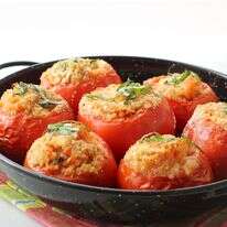 עגבניות ממולאות באורז ועשבי תיבול – אוכל איטי, מפנק ומנחם | אפרת ליכטנשטט