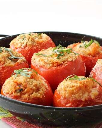 עגבניות ממולאות באורז ועשבי תיבול – אוכל איטי, מפנק ומנחם | אפרת ליכטנשטט