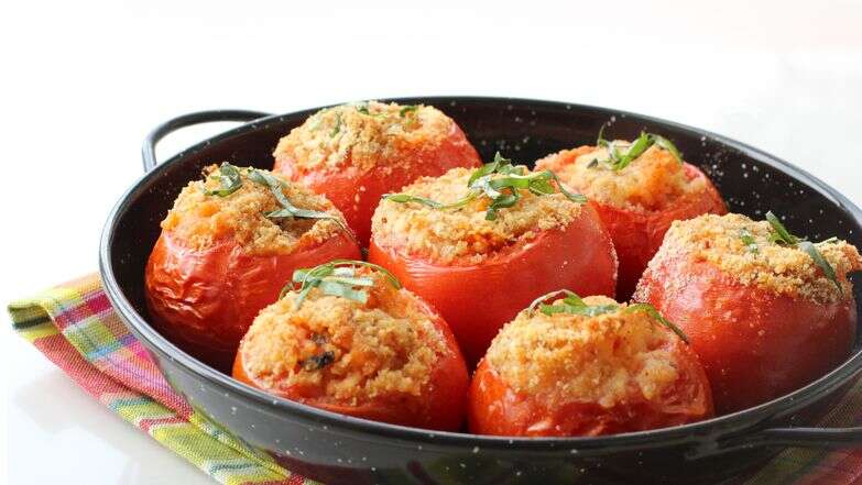 עגבניות ממולאות באורז ועשבי תיבול – אוכל איטי, מפנק ומנחם | אפרת ליכטנשטט