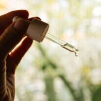 שמן לעור הפנים- מדובר בפלא טבעי שאוצר בתוכו סגולות רבות | שאטרסטוק