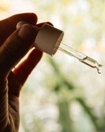 שמן לעור הפנים- מדובר בפלא טבעי שאוצר בתוכו סגולות רבות | שאטרסטוק