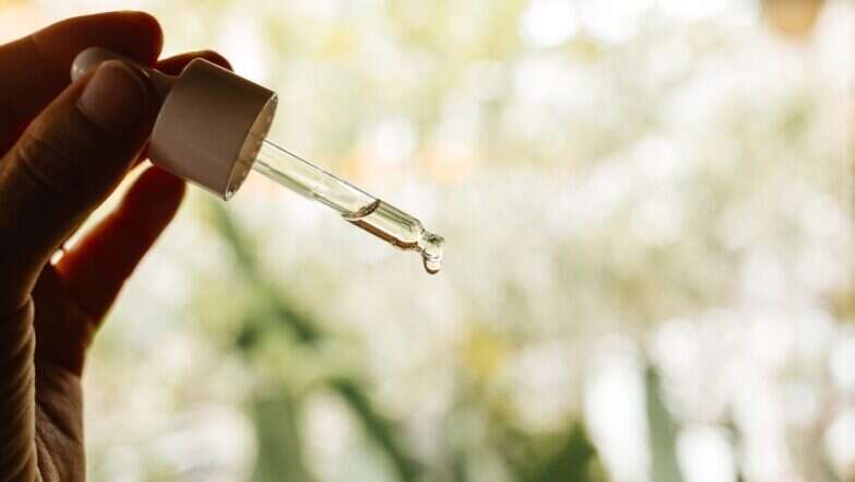 שמן לעור הפנים- מדובר בפלא טבעי שאוצר בתוכו סגולות רבות | שאטרסטוק