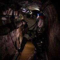 עובדי הביוב של פריז פועלים בתעלות הביוב. אילוסטרציה | גיום בפטיסט / AFP