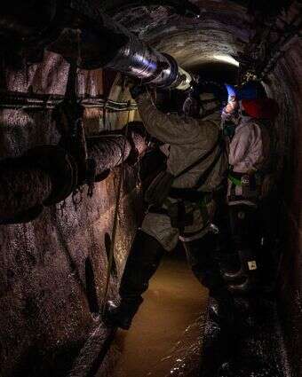 עובדי הביוב של פריז פועלים בתעלות הביוב. אילוסטרציה | גיום בפטיסט / AFP