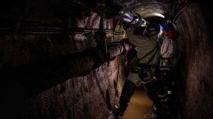 עובדי הביוב של פריז פועלים בתעלות הביוב. אילוסטרציה | גיום בפטיסט / AFP