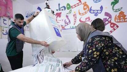 עובדי בחירות סופרים פתקי הצבעה בעת סגירת קלפי, במהלך הבחירות לפרלמנט בבגדד | AP/האדי מיזבן