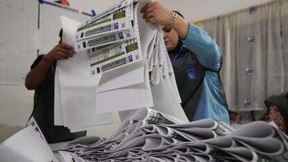 עובדי בחירות סופרים פתקי הצבעה בעת סגירת קלפי, במהלך הבחירות לפרלמנט בבגדד | AP/האדי מיזבן