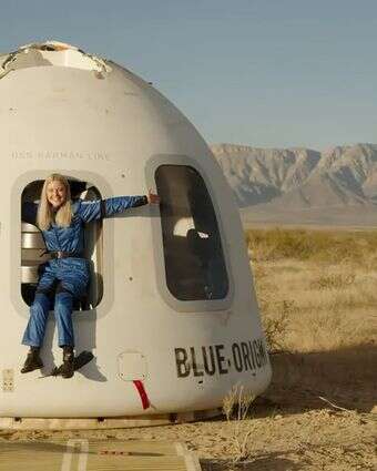 מיכאלה בנטהאוס לאחר נחיתת הקפסולה של Blue Origin | Blue Origin דרך AP