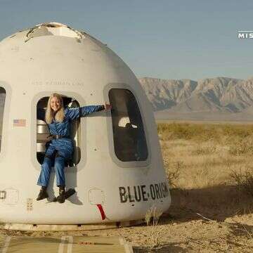 מיכאלה בנטהאוס לאחר נחיתת הקפסולה של Blue Origin | Blue Origin דרך AP