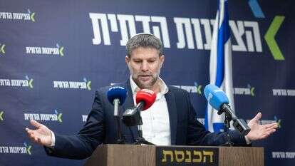 ראש מפלגת הציונות הדתית בצלאל סמוטריץ' מגיע לישיבת סיעה בפרלמנט הישראלי, דצמבר 2025 | חיים גולדברג - פלאש 90 ראש מפלגת הציונות הדתית בצלאל סמוטריץ' מגיע לישיבת סיעה בפרלמנט הישראלי, דצמבר 2025 | חיים גולדברג - פלאש 90