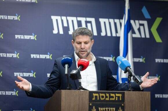 יו"ר הציונות הדתית בצלאל סמוטריץ' בישיבת סיעה, דצמבר 2025 | חיים גולדברג, פלאש 90