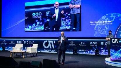 בנט נואם בכנס "שבוע הסייבר" באוניברסיטת תל־אביב, דצמבר 2025 | אבשלום ששוני - פלאש 90 בנט נואם בכנס "שבוע הסייבר" באוניברסיטת תל־אביב, דצמבר 2025 | אבשלום ששוני - פלאש 90