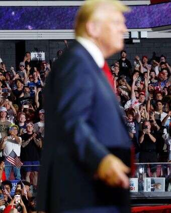 קהל רפובליקני בעצרת בחירות. שתי תנועות שמרניות רבות עליו כעת | גטי אימג'ס קהל רפובליקני בעצרת בחירות. שתי תנועות שמרניות רבות עליו כעת | גטי אימג'ס